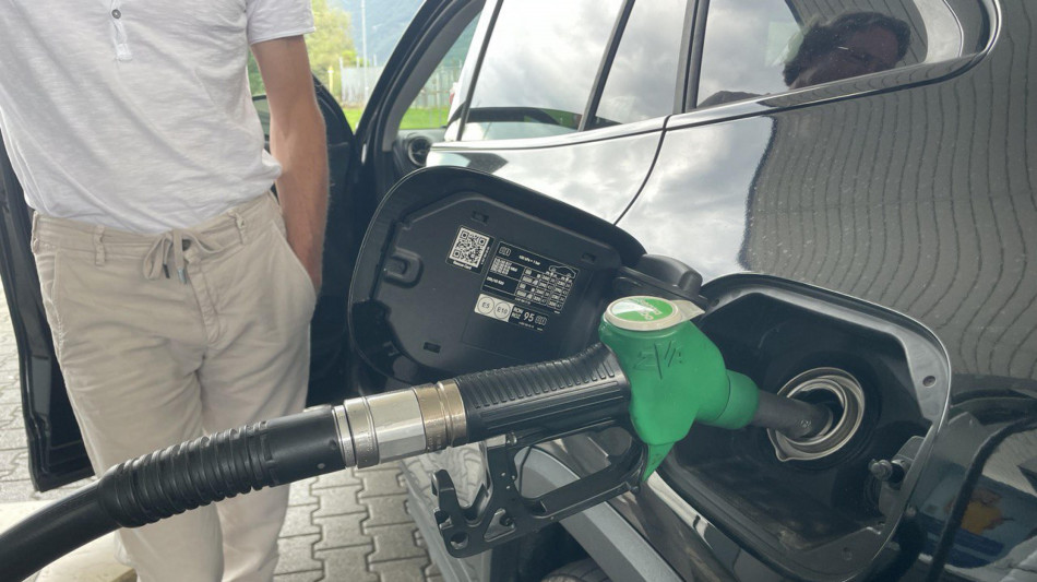 Staffetta, rallenta l'aumento dei prezzi dei carburanti alla pompa