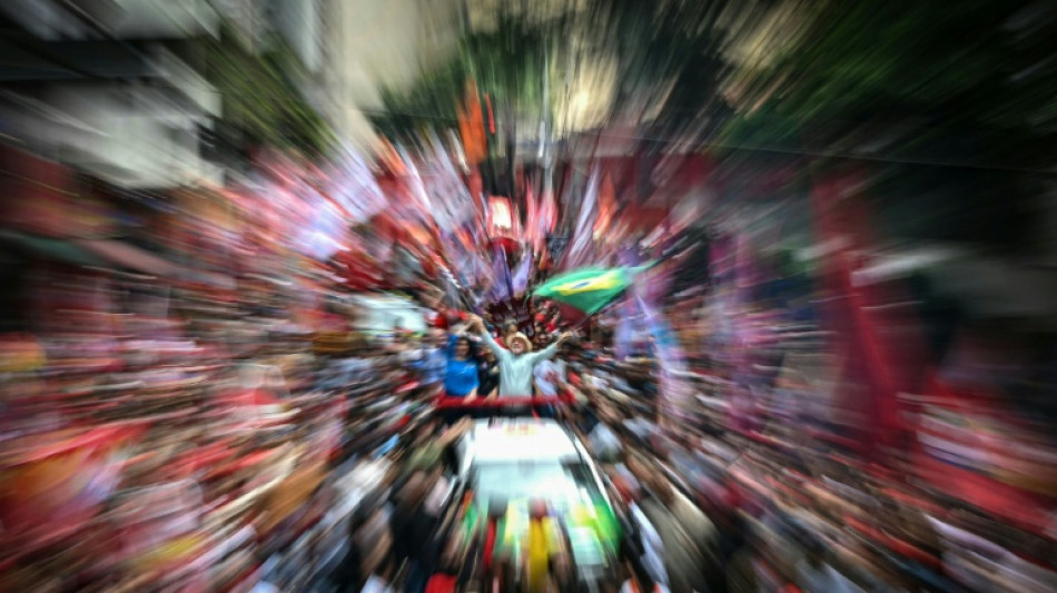  Lula, Bolsonaro wrap up campaigns ahead of Brazil's knife-edge vote 