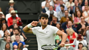 Alcaraz sobrevive ao duelo com Tiafoe e avan&ccedil;a &agrave;s oitavas de Wimbledon