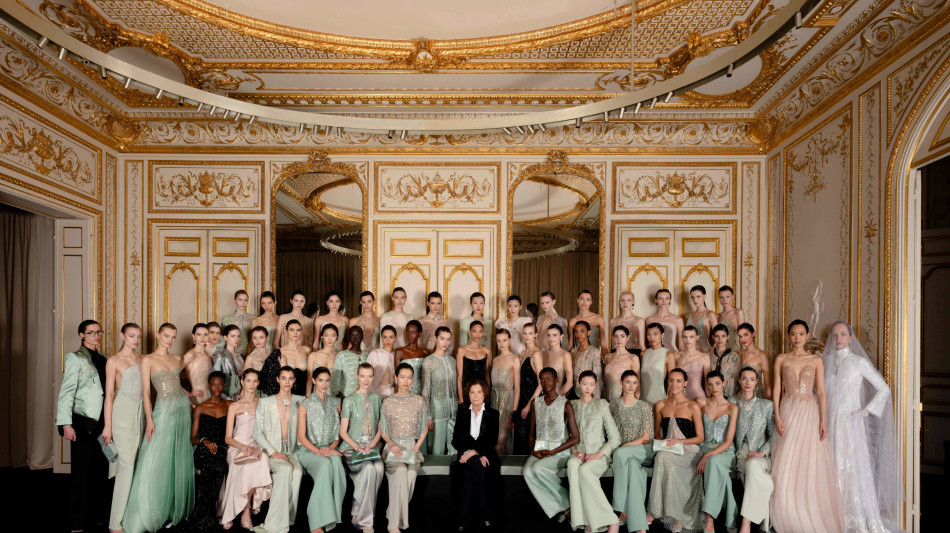 Armani Priv&egrave;, il debutto di Silvana Armani omaggia la giada