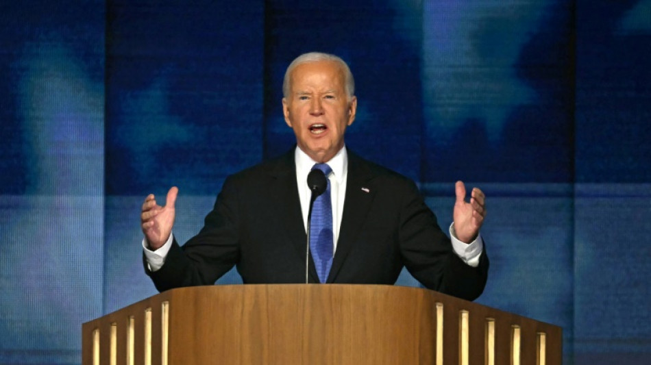 Biden passe le flambeau &agrave; Harris devant des d&eacute;mocrates boulevers&eacute;s