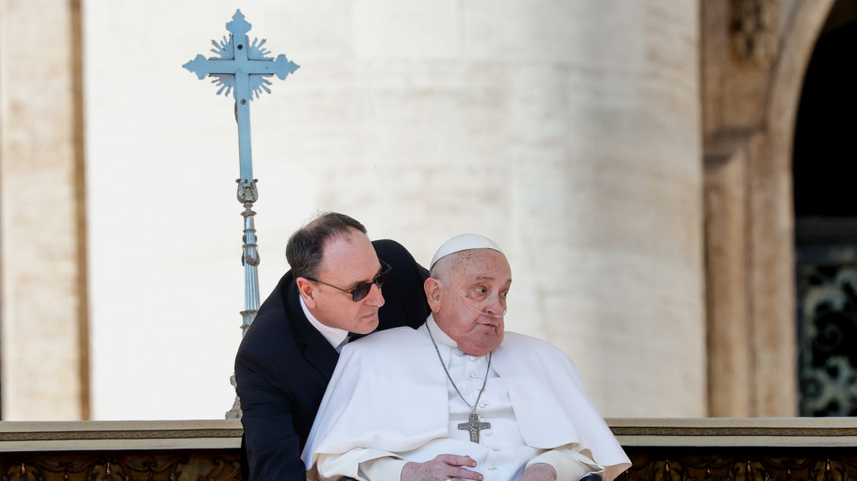 Il Papa si è confessato e ha attraversato Porta santa