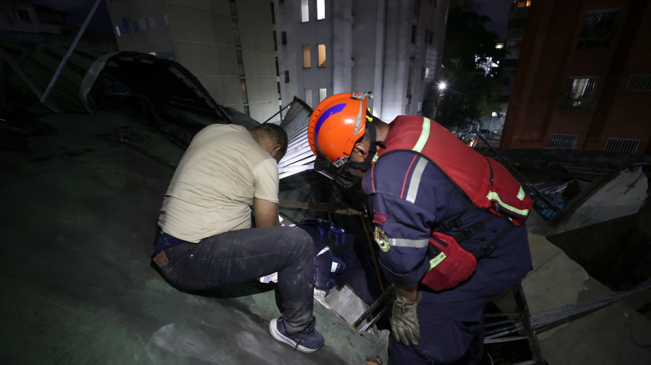  In Venezuela tre fratellini estratti vivi dalle macerie a La Guaira 