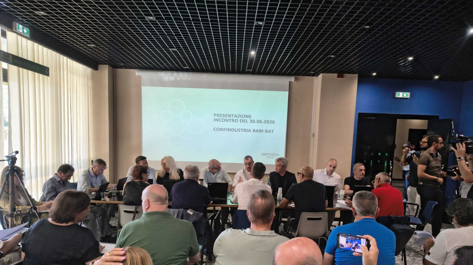  Natuzzi incontra i sindacati, 'misuriamo le distanze e accorciamole' 