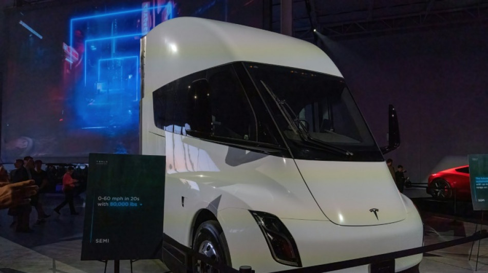 Con Musk al volante, Tesla entrega su primer cami&oacute;n el&eacute;ctrico, el Semi