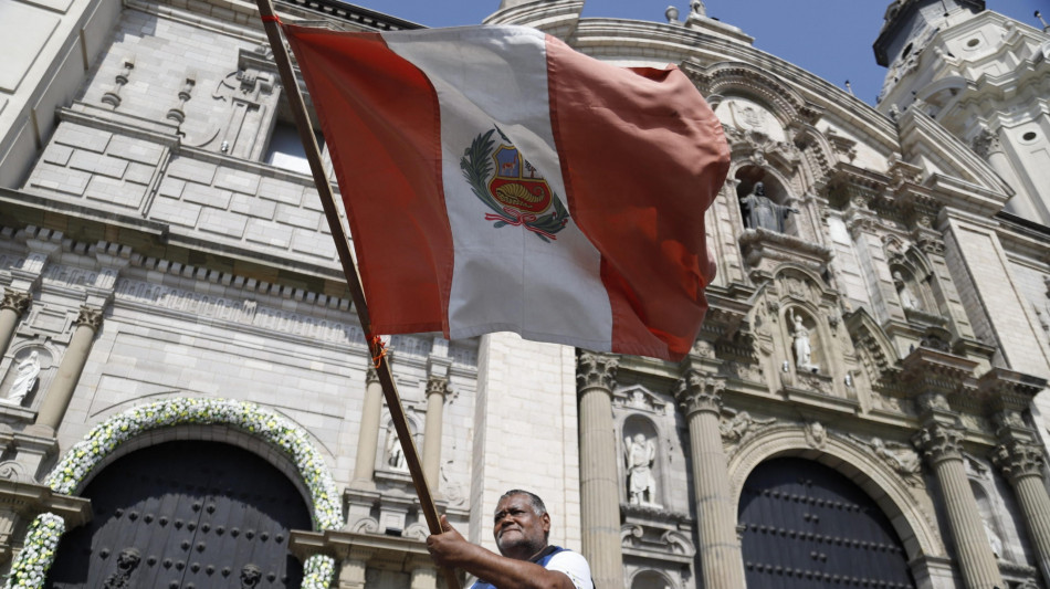  Per festa nazionale Lima impone l'esposizione della bandiera, multe fino a 1.400 euro 