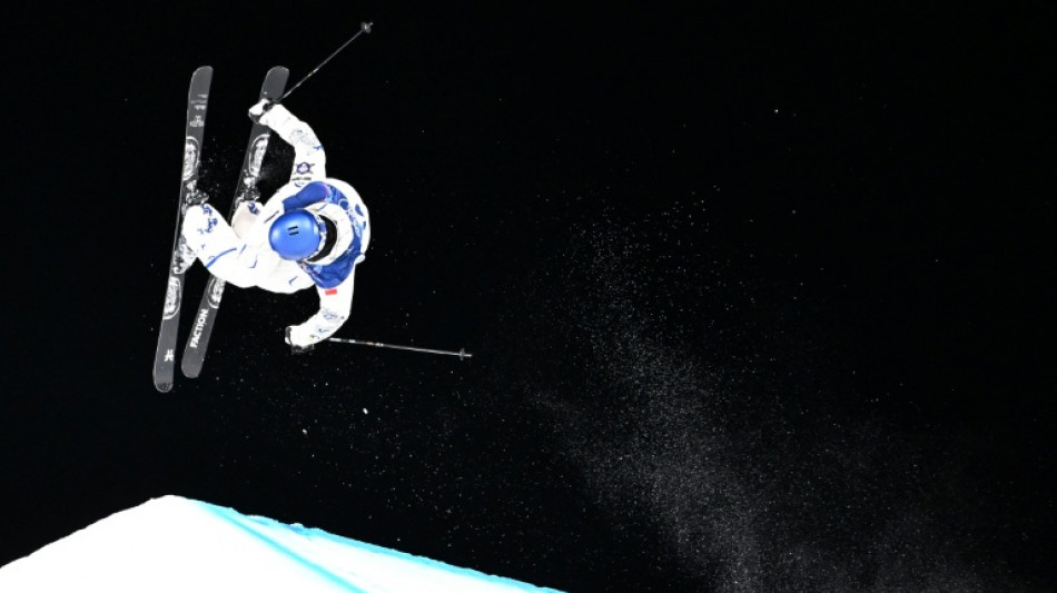  China's freeski star Gu recovers from crash to reach Olympic big air final   