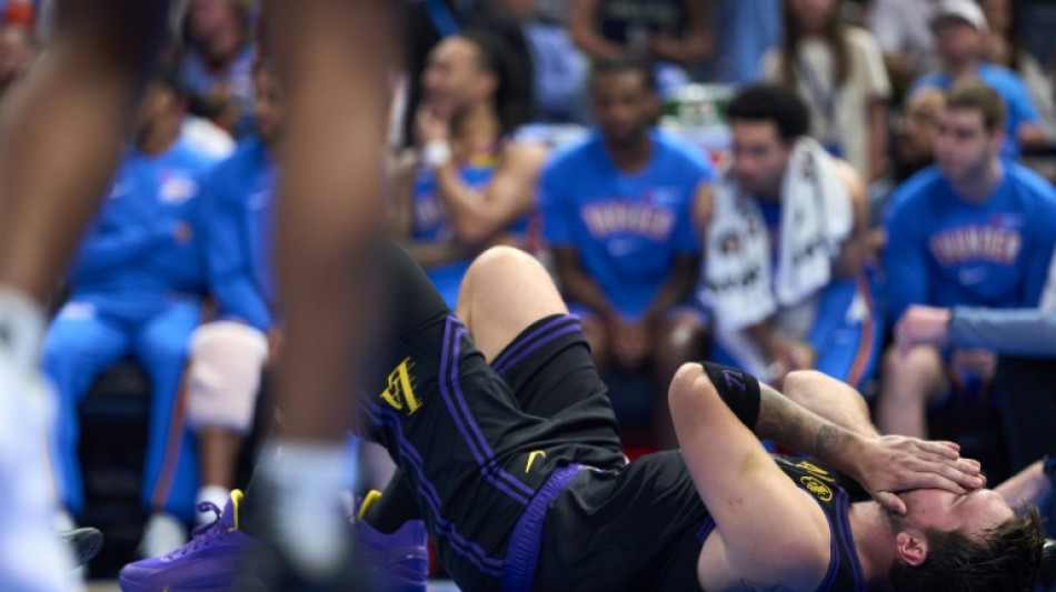  NBA: Doncic et Reaves bless&eacute;s, la fin de saison des Lakers vire au cauchemar 