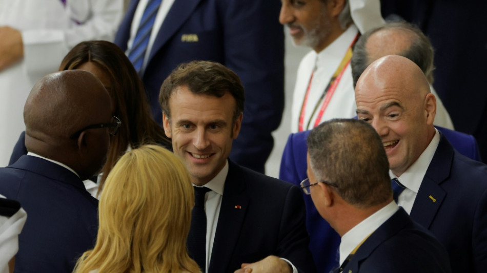 Pr&auml;sident Macron fordert: "Jetzt den Pokal!"