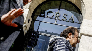 Borsa: Milano apre in calo, -1,04%