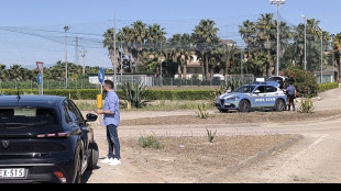 Fuggono a posto di blocco e si schiantano, muore 16enne