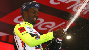 Nach Missgeschick auf dem Podium: Giro-Aus f&uuml;r Etappensieger Girmay