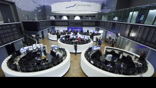 Borsa: l'Europa riduce il calo insieme al greggio, Milano -2,1%