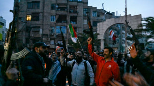 S&iacute;rios comemoram a queda do governo de Bashar al Assad, que fugiu para a R&uacute;ssia