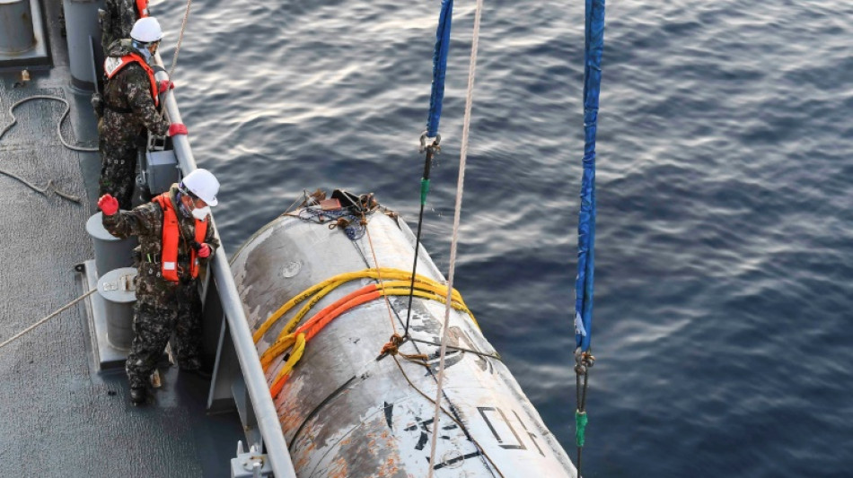 El ej&eacute;rcito surcoreano recupera restos del cohete espacial de Pyongyang
