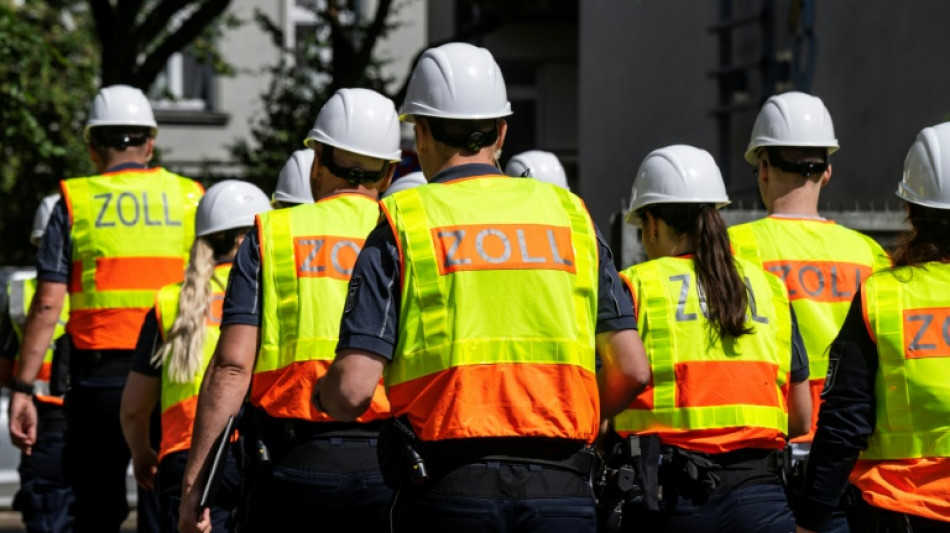  Gro&szlig;razzia gegen Sozialleistungsbetrug in Hessen - mehr als 500 Beamte im Einsatz 