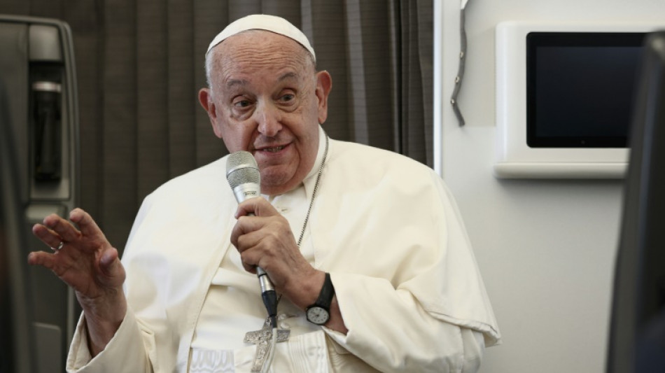 De retour d'Asie, le pape accuse Trump et Harris d'&ecirc;tre "contre la vie"