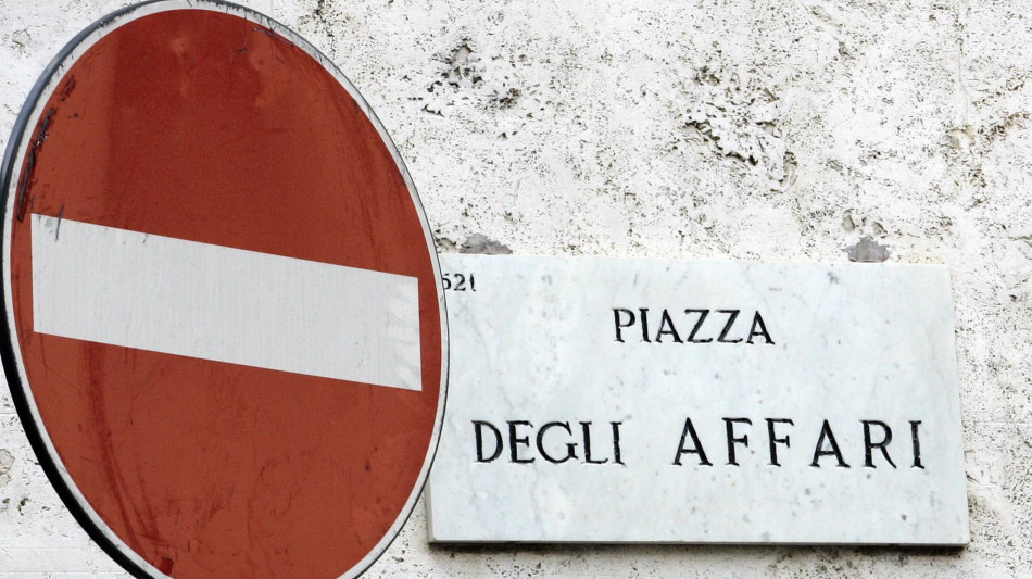  Borsa: Milano azzera rialzo e scivola a -0,03%, spread verso 128 punti 