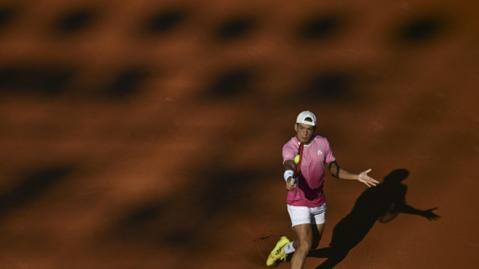 Atual campe&atilde;o, B&aacute;ez &eacute; o primeiro semifinalista do Rio Open