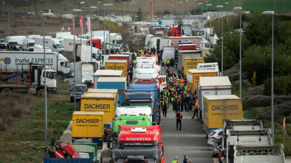 Una parte de los transportistas en Espa&ntilde;a inician un paro indefinido, con impacto menor