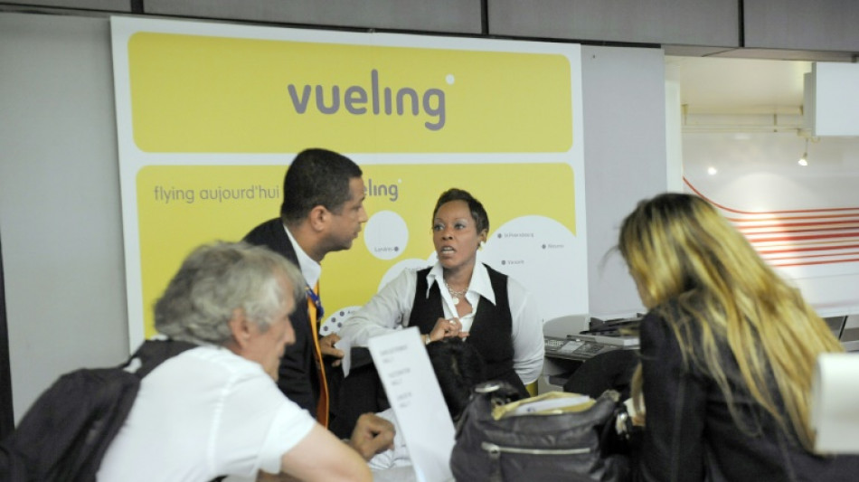Vueling anula 66 vuelos a Paris-Orly por la huelga del viernes y s&aacute;bado