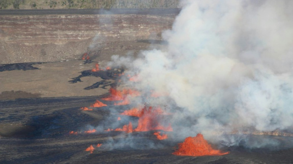 Fuentes de lava brotan del volcán Kilauea de Hawái, que se acerca a un año de erupción