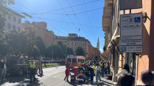 Un'auto falcia una decina di pedoni a Modena, ci sono feriti
