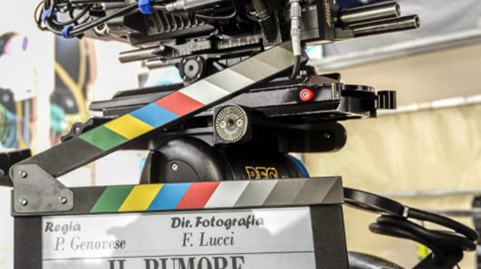 Genovese sul set del suo nuovo film, Il rumore delle cose nuove