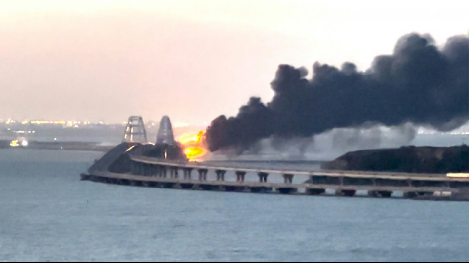 Explosi&oacute;n de un coche bomba paraliza estrat&eacute;gico puente de Crimea