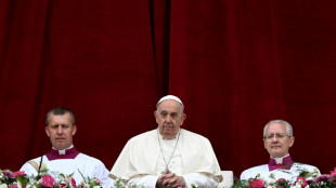 Papa Francisco faz apelo contra a 'l&oacute;gica das armas' na mensagem de P&aacute;scoa