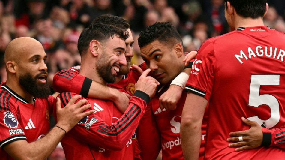  Com 2 gols brasileiros, United vence Aston Villa (3-1) e se consolida em 3&ordm; no Ingl&ecirc;s 