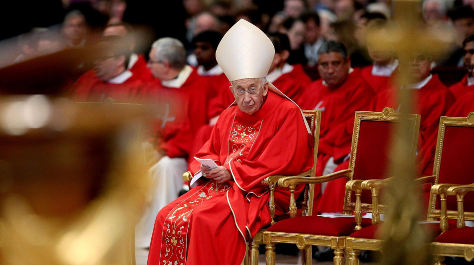 Il cardinale Ruini in condizioni critiche, &egrave; curato a casa