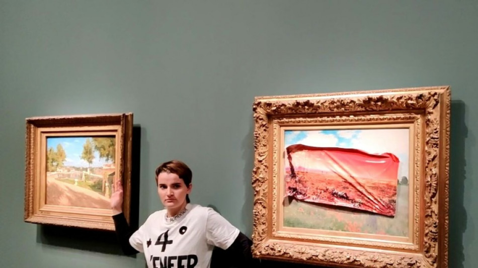 Relaxe de la militante &eacute;cologiste qui avait recouvert d'un autocollant un tableau de Monet au mus&eacute;e d'Orsay
