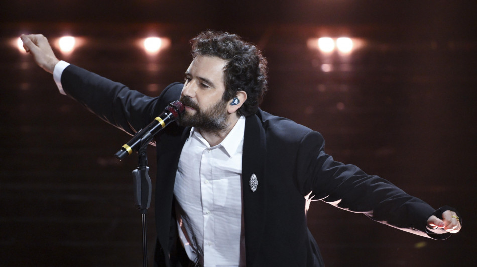  Tommaso Paradiso annuncia i live estivi a pochi giorni dal tour nei palasport 