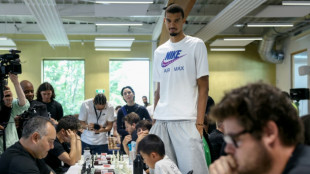 Dans sa ville natale, Wembanyama m&ecirc;le &eacute;checs et matches