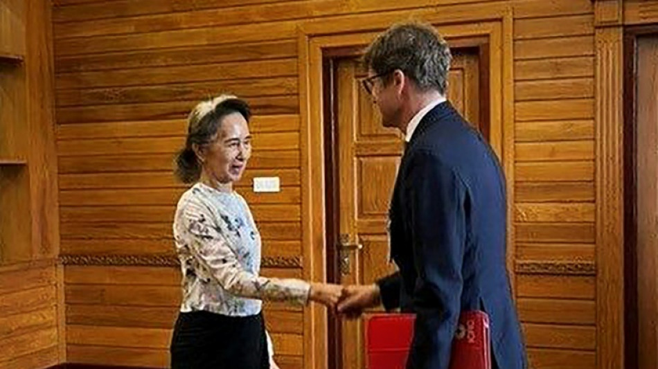  Birmanie: Aung San Suu Kyi, toujours d&eacute;tenue, rencontre un repr&eacute;sentant de la Croix-Rouge 