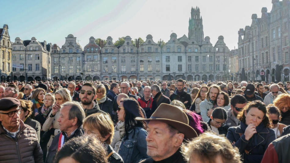 Cientos de personas homenajean en Francia al profesor asesinado por apu&ntilde;alamiento