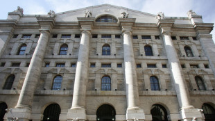 Borsa: Milano fiacca con stacco cedole, bene Tim e Generali
