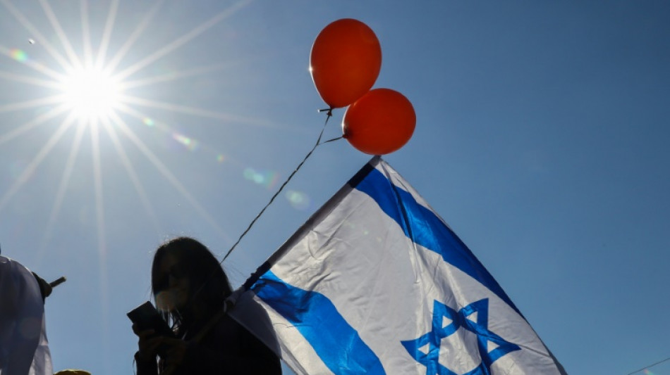 Isra&euml;l: une foule le long des routes pour rendre hommage aux Bibas, ex-otages tu&eacute;s &agrave; Gaza