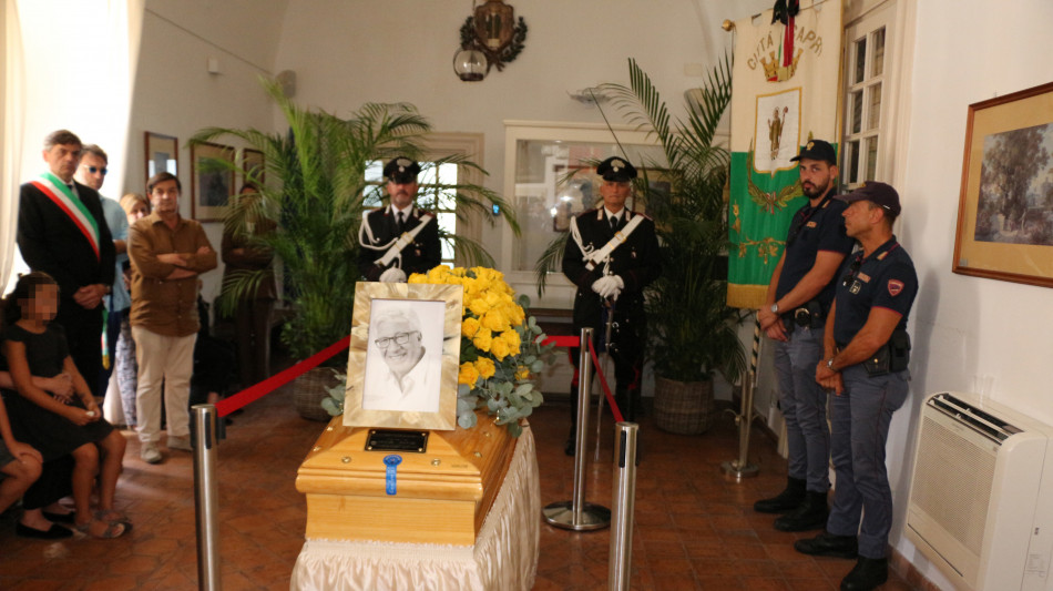  Addio a Peppino di Capri, il feretro accolto dagli applausi nella camera ardente 