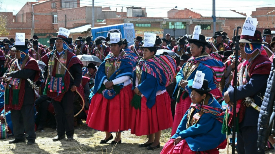 Ponchos rouges et wiphalas au coeur de la contestation paysanne en Bolivie