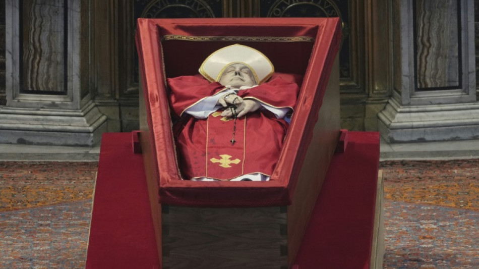 Fiéis se despedem do papa Francisco na Basílica de São Pedro