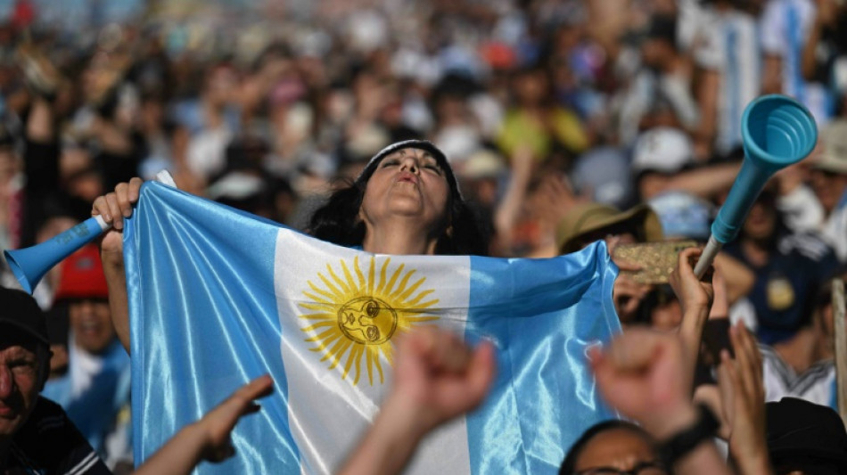 Del psicodrama al s&eacute;ptimo cielo, la desmesura del hincha argentino