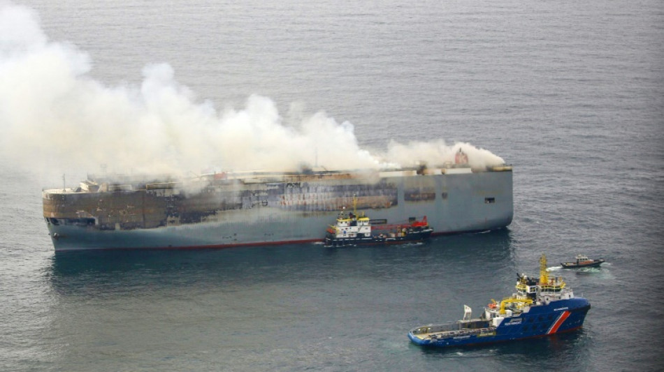 Vento impede remo&ccedil;&atilde;o de cargueiro em chamas na costa da Holanda