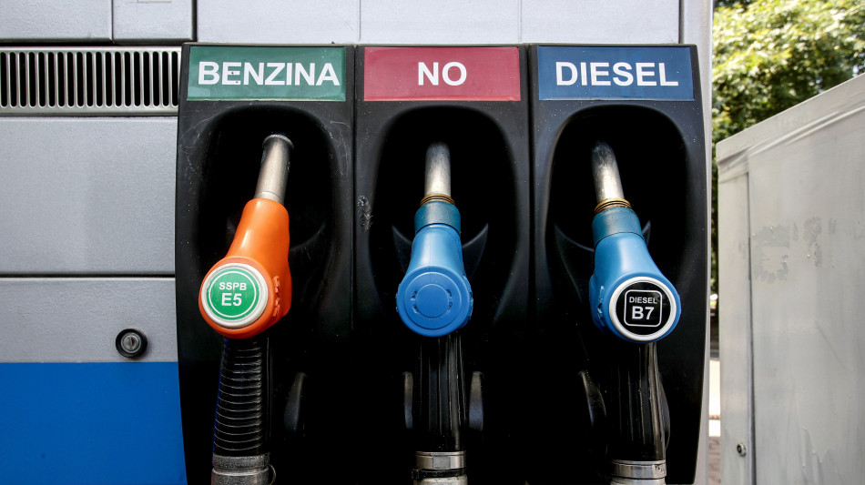  Mimit, prezzi carburanti in aumento, benzina self a 1,942 euro 