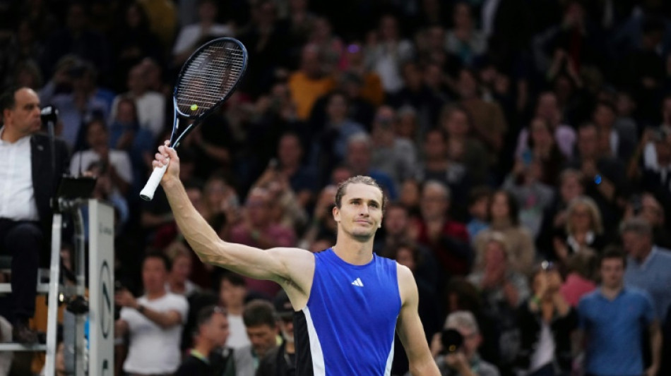 Zverev elimina Tsitsipas e vai &agrave; semifinal do Masters 1000 de Paris
