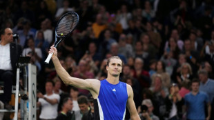 Zverev elimina Tsitsipas e vai &agrave; semifinal do Masters 1000 de Paris