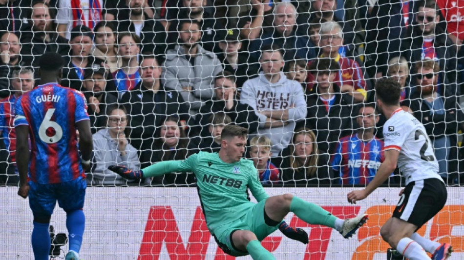 Liverpool bate Crystal Palace e &eacute; l&iacute;der da Premier; City e Arsenal vencem de virada