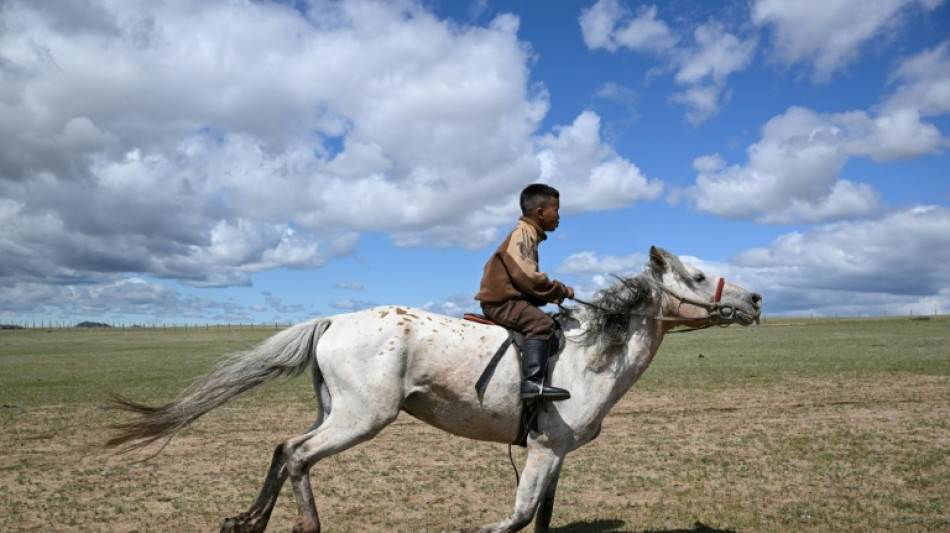  Los ni&ntilde;os en Mongolia a galope hacia su sue&ntilde;o de correr en el festival del Naadam 