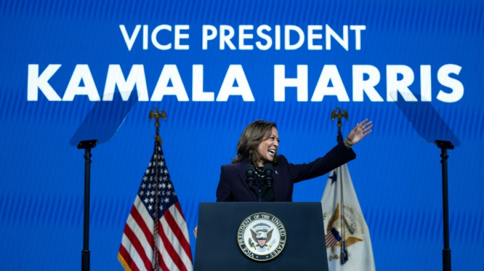 En campagne, Kamala Harris se dit pr&ecirc;te &agrave; d&eacute;battre avec Donald Trump